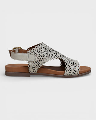 Everly Poppy 02
