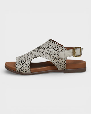 Everly Poppy 02